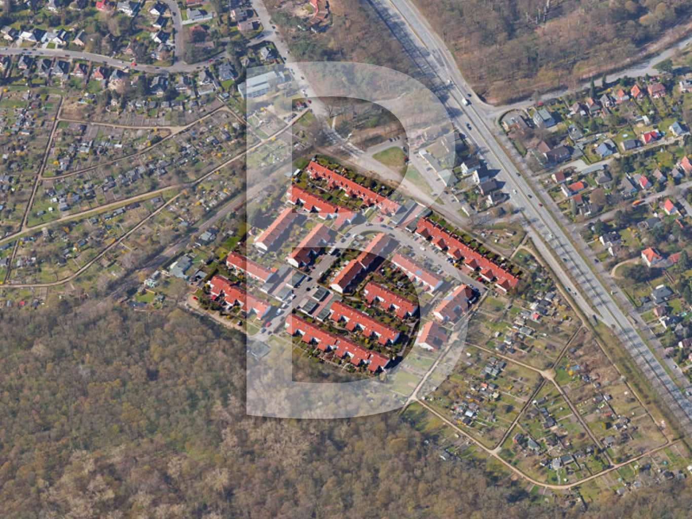 Link zu Szenario B, Luftbild Fotomontage einer Reihenhaussiedlung am Stadtrand in St. Gertrud