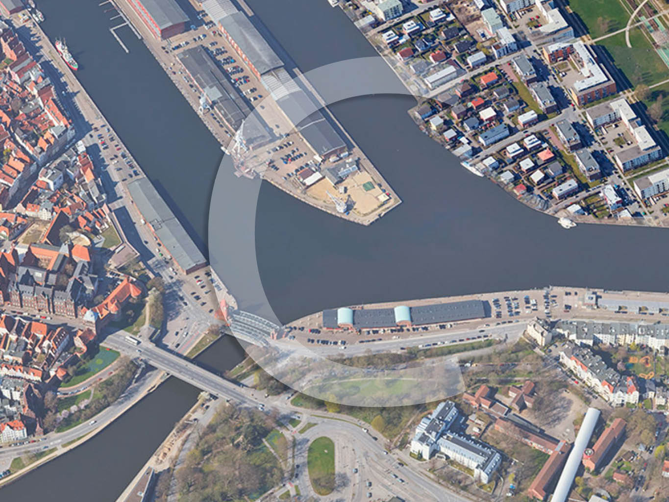 Link zu Szenario C, Luftbild eines neuen Stadtquartiers auf der Roddenkoppel in Altstadtnähe.